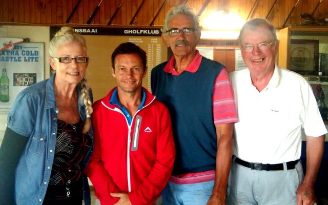 Jack en Anita Doyle saam met die wenners, M Swart en H du Toit (middel)